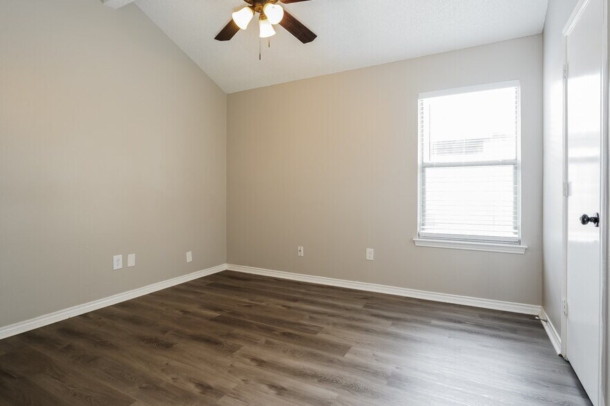 Building Photo - 705 Nightingale Cir