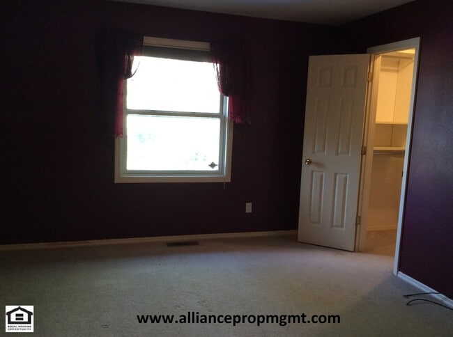 Building Photo - 3 Bedroom 2 Bath Condo Close to Hyalite Elementary