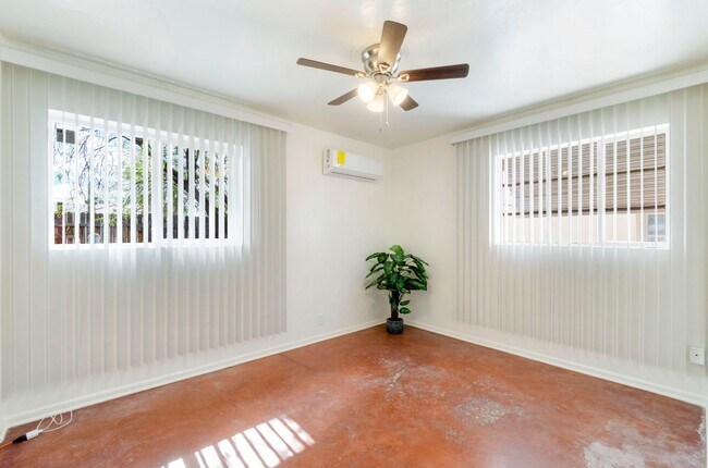 Building Photo - Recently Remodeled Gem! Steps Away from U of A Main Campus!