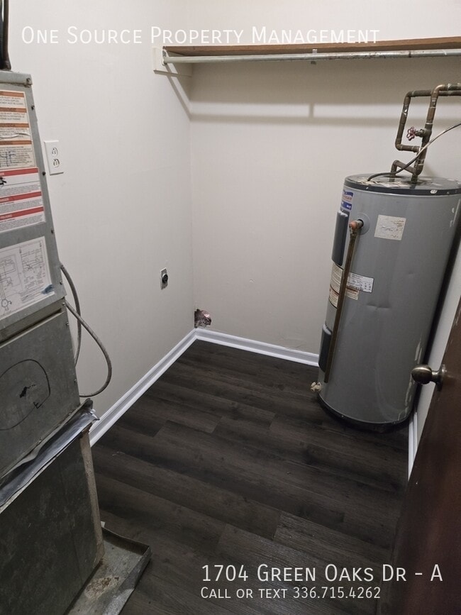 Building Photo - 1704 Green Oaks Dr SE