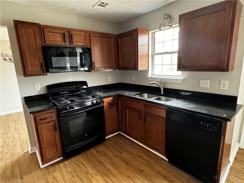 Building Photo - 2463 Meadow Spring Dr