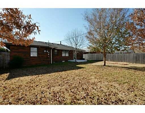 Building Photo - 2825 Lakeside Dr