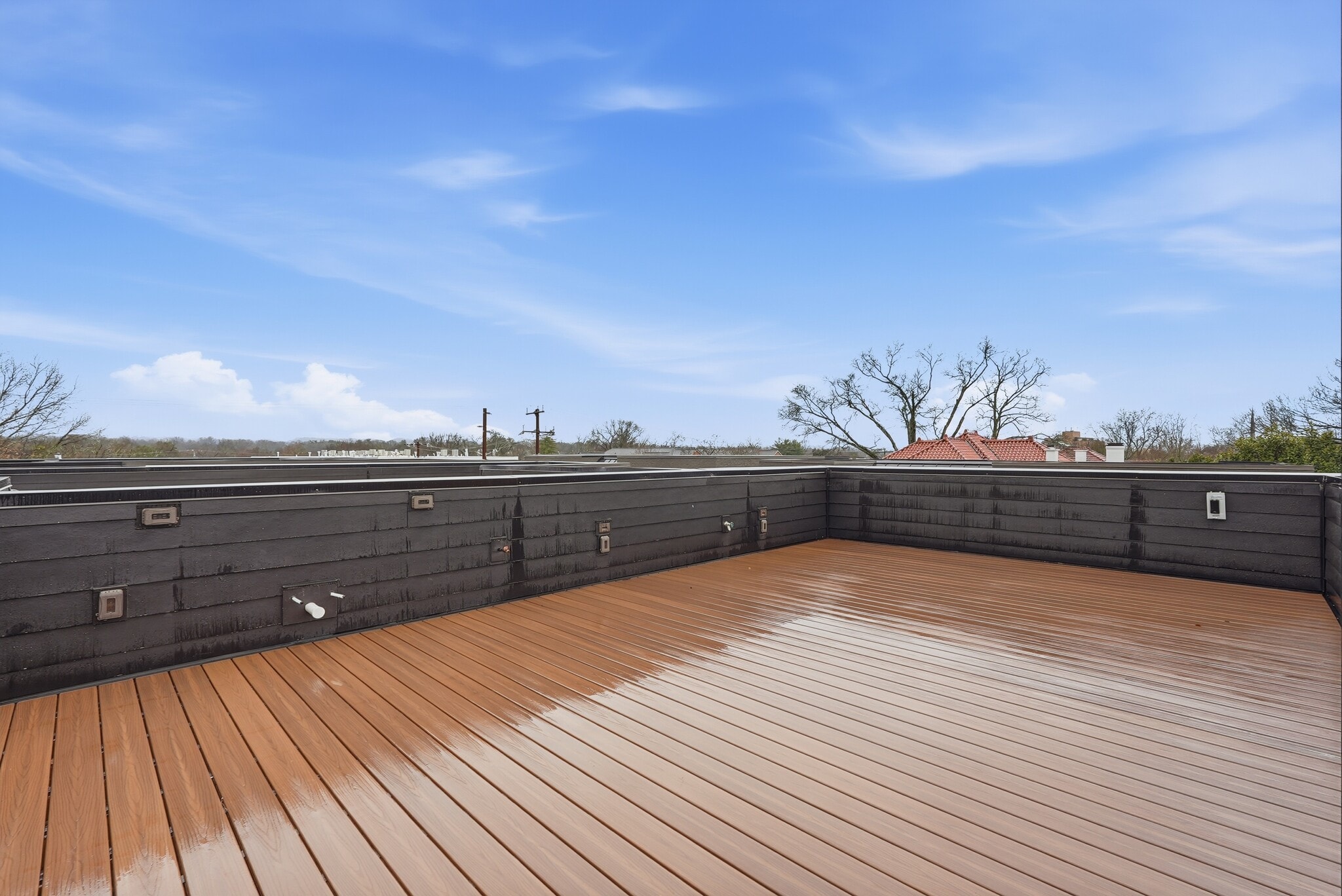 Spacious rooftop deck with open views - 3718 West End Ave