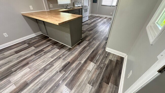Building Photo - 882 Wolf Trail
