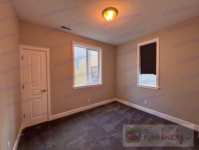 Building Photo - Bright and Spacious Fircrest Townhome in U...