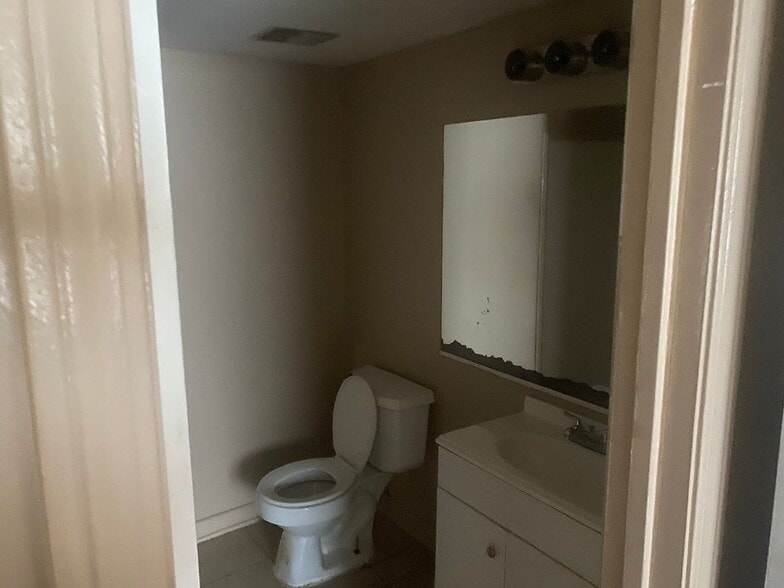 Building Photo - 1505 Camelot Dr