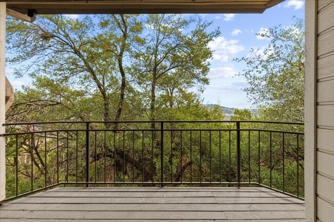 Building Photo - $1,650/mo – 2BR/1BA Condo in Northwest Austin with Stone Fireplace & Balcony