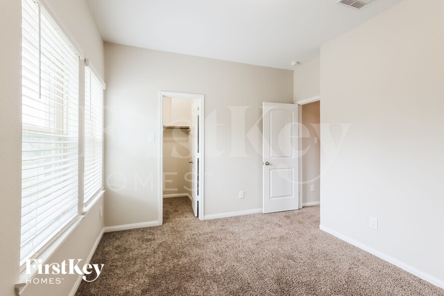 Building Photo - 15141 Meadow Glen S
