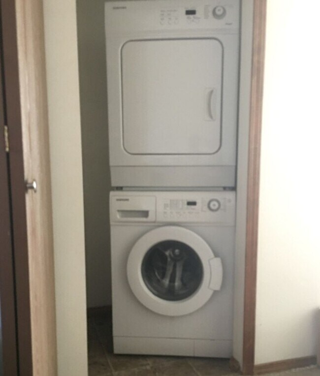 Building Photo - *$500 OFF YOUR FIRST MONTH'S RENT* $1616 -...