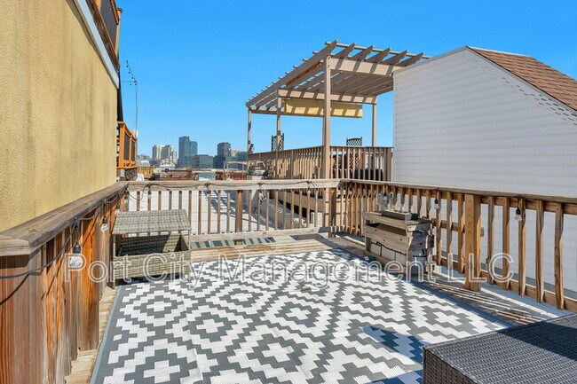 Building Photo - 639 Harvey St