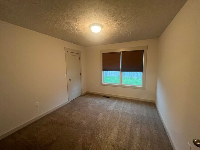 Building Photo - WOW! Look at this property ! You cant beat this price!