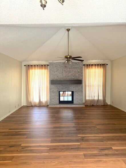 Building Photo - 2316 N Lake Trl