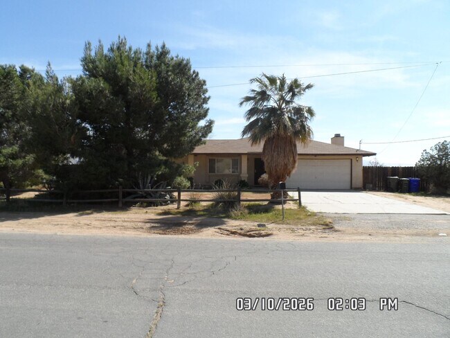 Building Photo - 3 Bedrooms, 1.75 Bathrooms, Approx. 1542 sq. ft., 2 Car Garage, Covered Patio, Large Fenced Corne...