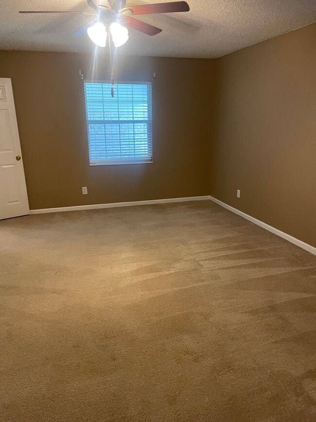 Building Photo - Knoxville 37917 - 2 bedroom, 2 bath condo - Call Lisa Vineyard or Shannon Russell 865-216-9334