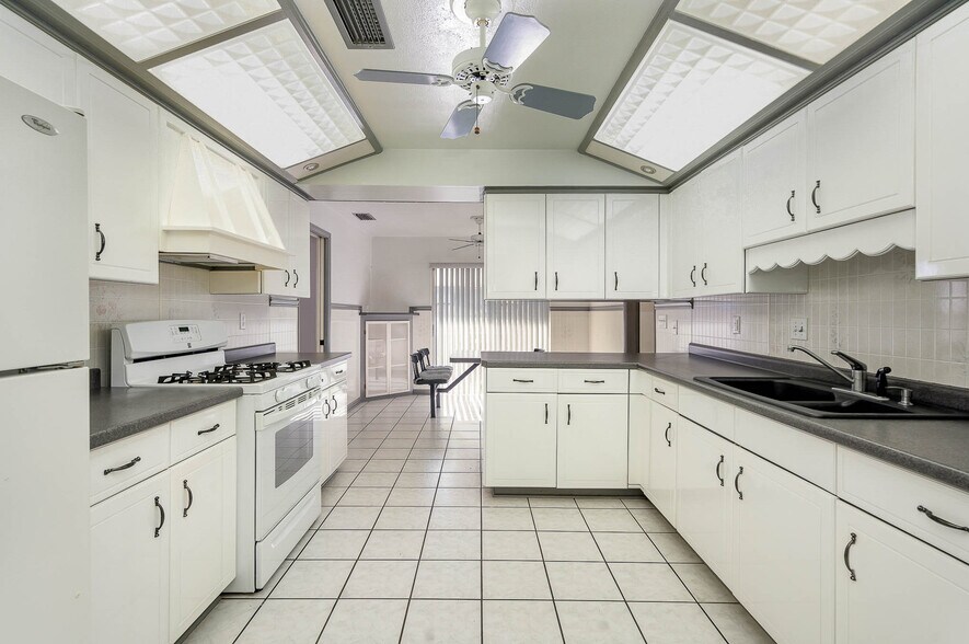 Huge, bright kitchen! - 2908 Ivy St