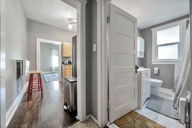 Building Photo - 712 S 900 E