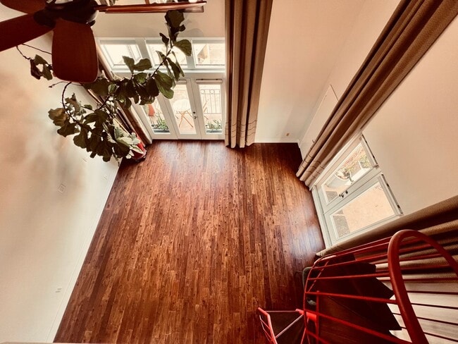 Building Photo - Renovated Uptown District Top Floor Condo in the Hillcrest