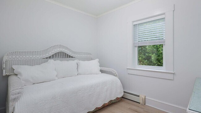 Building Photo - 1233 Oakwood Rd