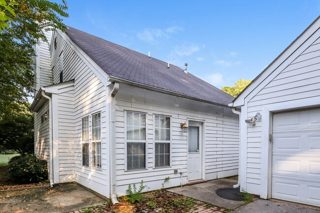 Building Photo - 2008 Greenhill Pass