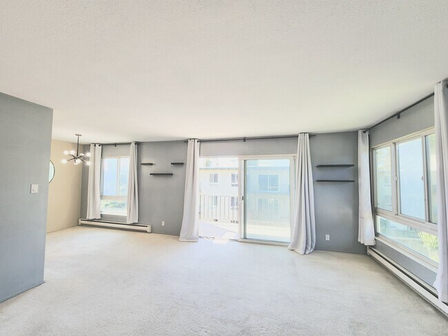 Building Photo - Top floor Woodlake condo, corner location