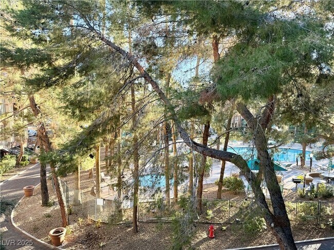 Building Photo - 230 E Flamingo Rd