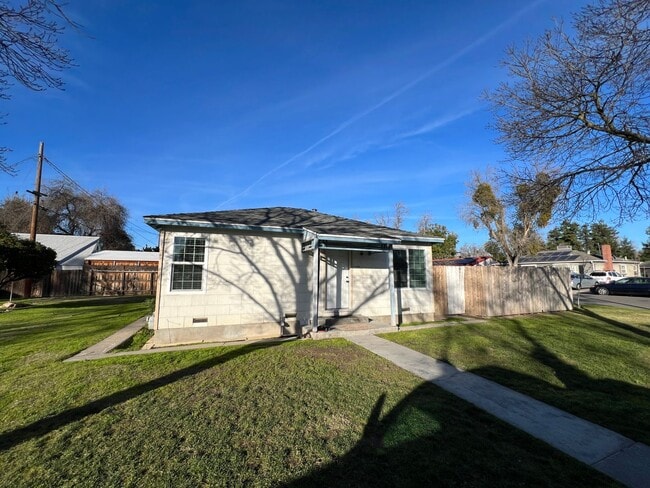 Building Photo - Updated 2-bedroom cottage in La Loma neighborhood!