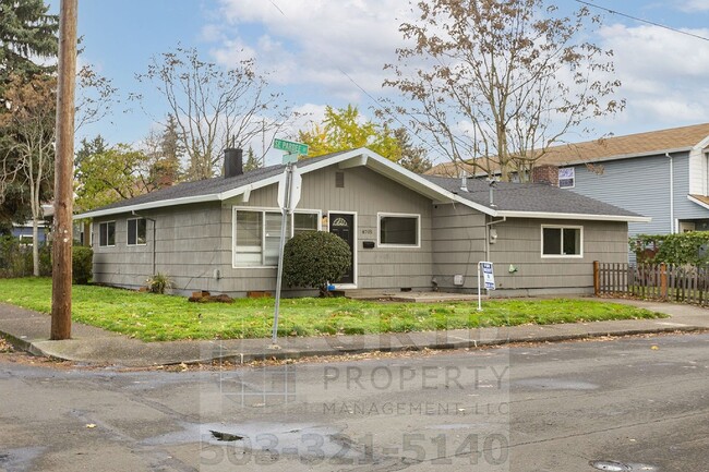 Building Photo - 3+ Bedroom House w/ Large Backyard - South...