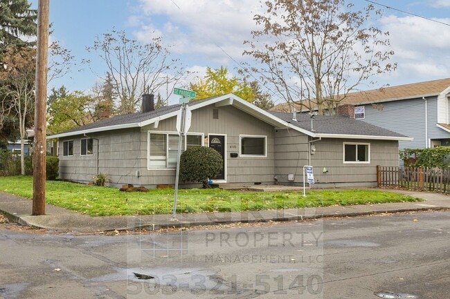 Building Photo - 3+ Bedroom House w/ Large Backyard - Southeast Portland!
