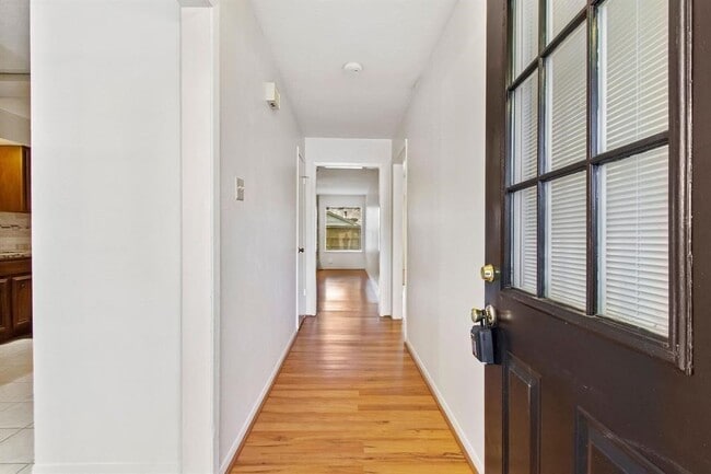 Building Photo - 2106 Wickburn Dr