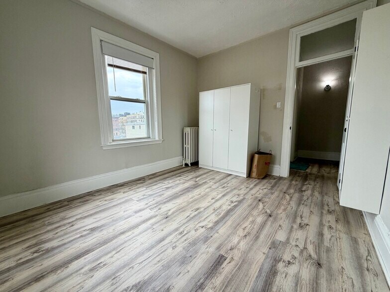 Building Photo - 14 Glenville Ave