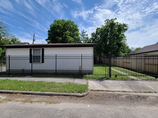 Building Photo - 3416 Europa St