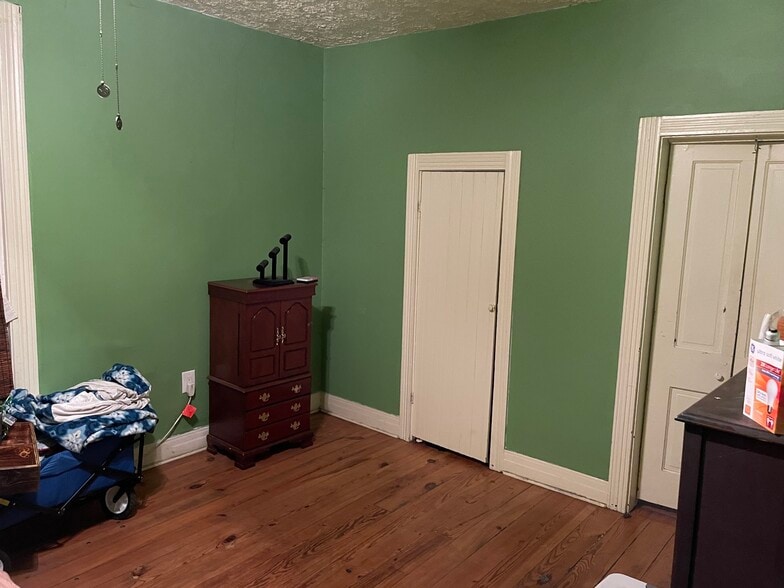 Building Photo - 924 West Kirkwood Avenue