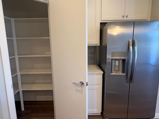 Building Photo - Beautiful, Newer Townhome!  Walking distance to many amenities.