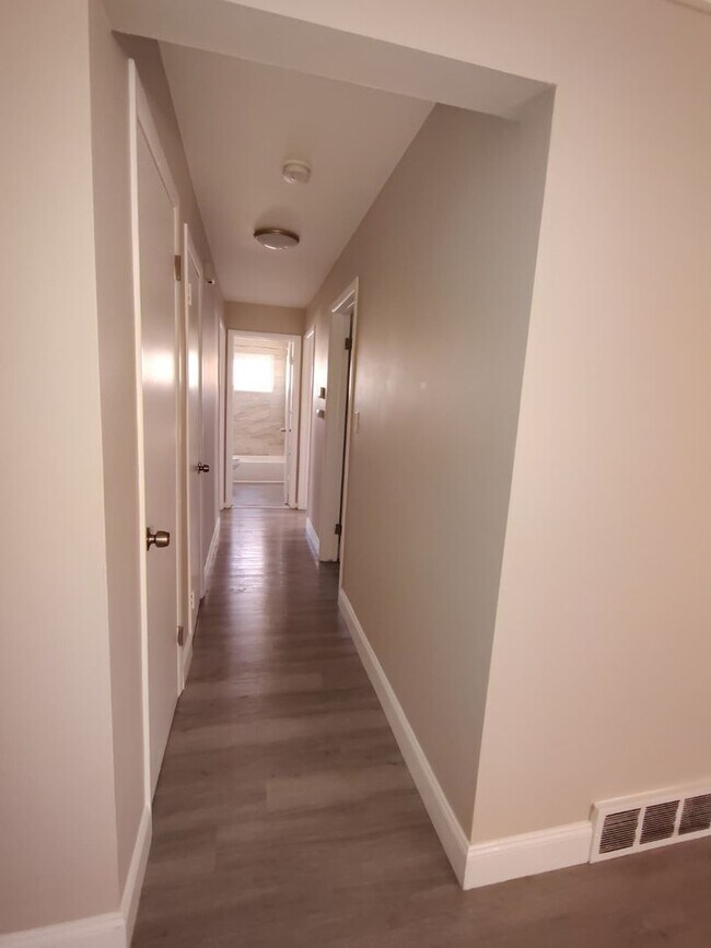 Building Photo - Cute 3 Bedroom Ready for you