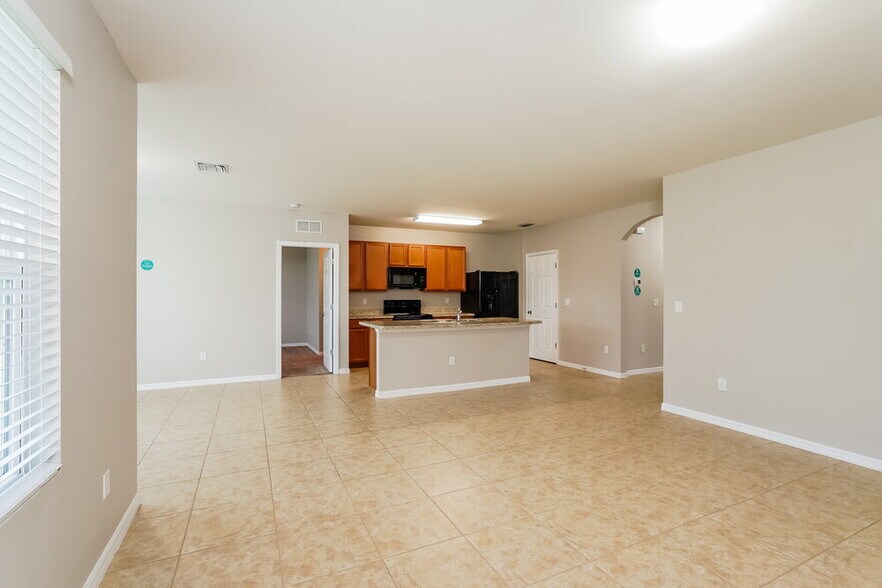 Building Photo - 2002 SE 12th St