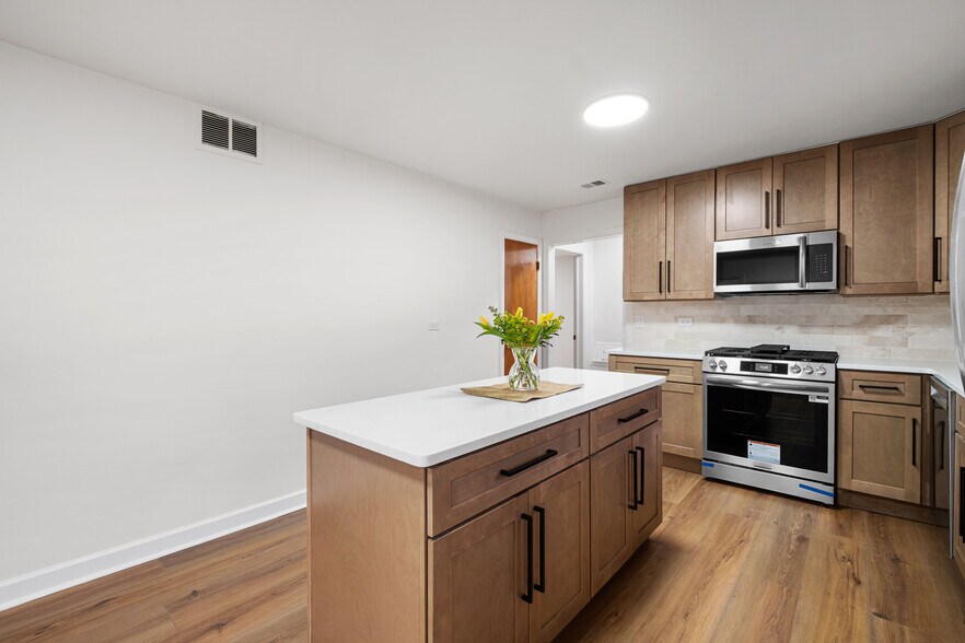 Building Photo - 2531 W Lunt Ave