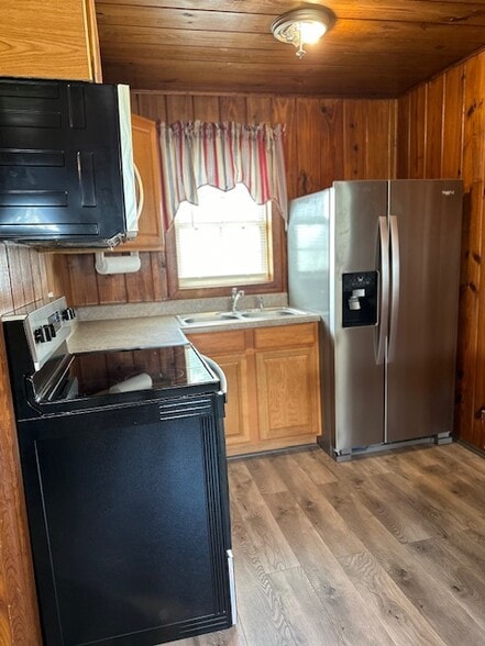 Charming kitchen with stainless steel appliances - 2854 Tindel Camp Rd