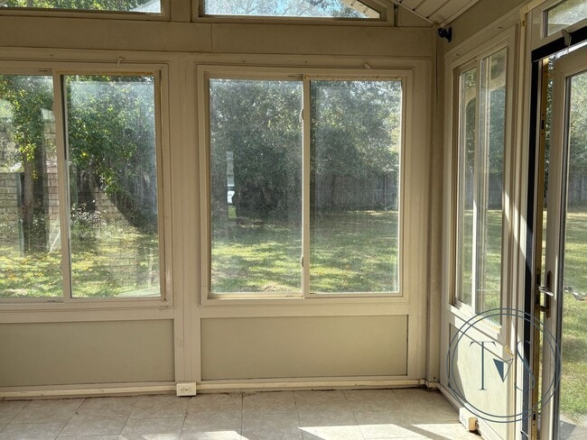 Building Photo - MOVE IN SPECIAL: $500 OFF 1ST MONTH'S RENT!**