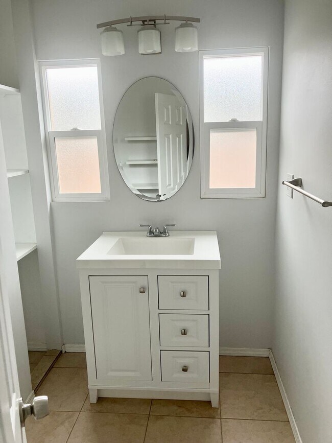 Building Photo - Stylish 3 Bedroom in College Area