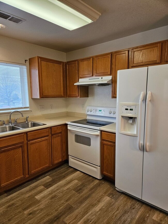 Building Photo - Amazing price amazing location 2 bdrm Condo avail: 7/16