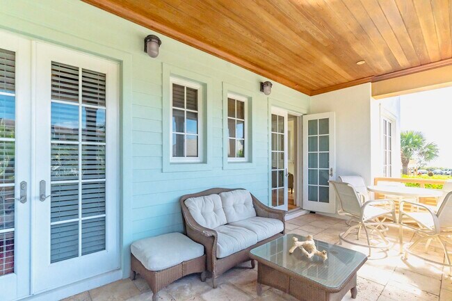 Building Photo - 1127 Miramar Dr