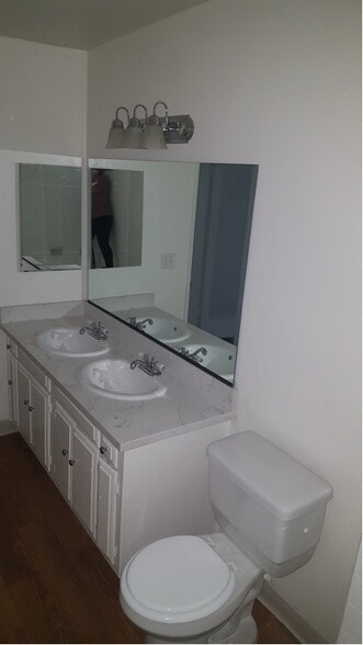 Building Photo - 20880 Ventura Blvd