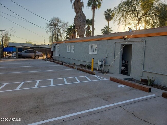 Building Photo - 909 S 35th Ave