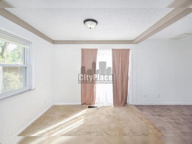Building Photo - 636 Oak Dr