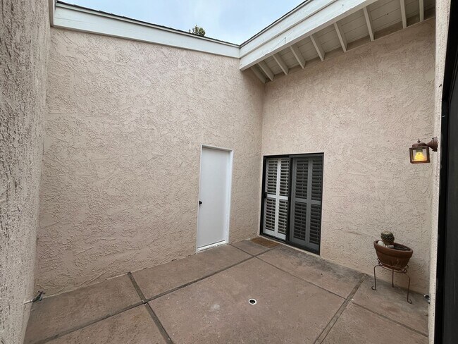 Building Photo - MOVE-IN READY 3+2 w/all appliances, commun...