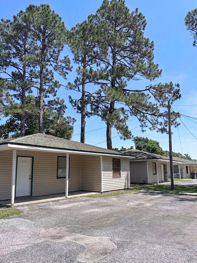 Building Photo - 517 S 61st Ave