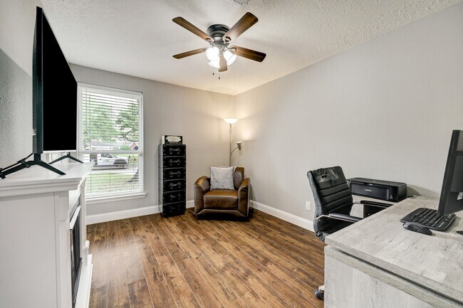 Building Photo - 10903 Hillcroft St