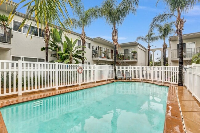 Building Photo - Upstairs 1 Bedroom Condo w/ Parking - Fresh Paint & Carpet!