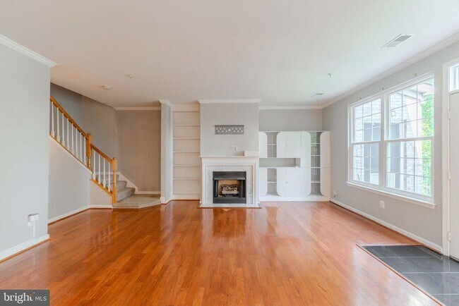 Building Photo - 2663 Manhattan Pl