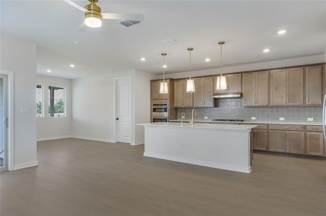 Building Photo - 261 Crater Lk Dr